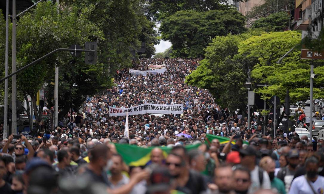 Em manifestação nas ruas de Belo Horizonte, agentes de segurança de Minas Gerais decidiram entrar em greve em pressão pelo reajuste de seus salários Foto: DOUGLAS MAGNO / AFP