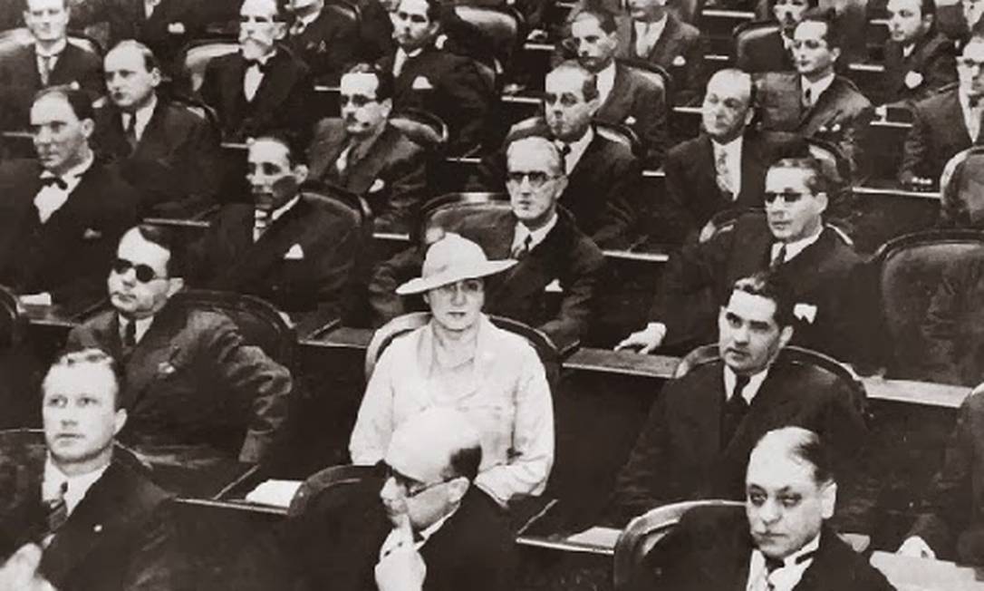 Carlota Pereira de Queiroz, primeira mulher eleita deputada federal no Brasil, no Plenário da Assembleia Constituinte de 1934 Foto: Reprodução / Câmara dos Deputados