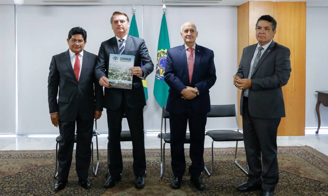O presidente Jair Bolsonaro em reunião com os pastores Gilmar Santos e Arilton Moura Foto: Carolina Antunes/Presidência/18/10/2019