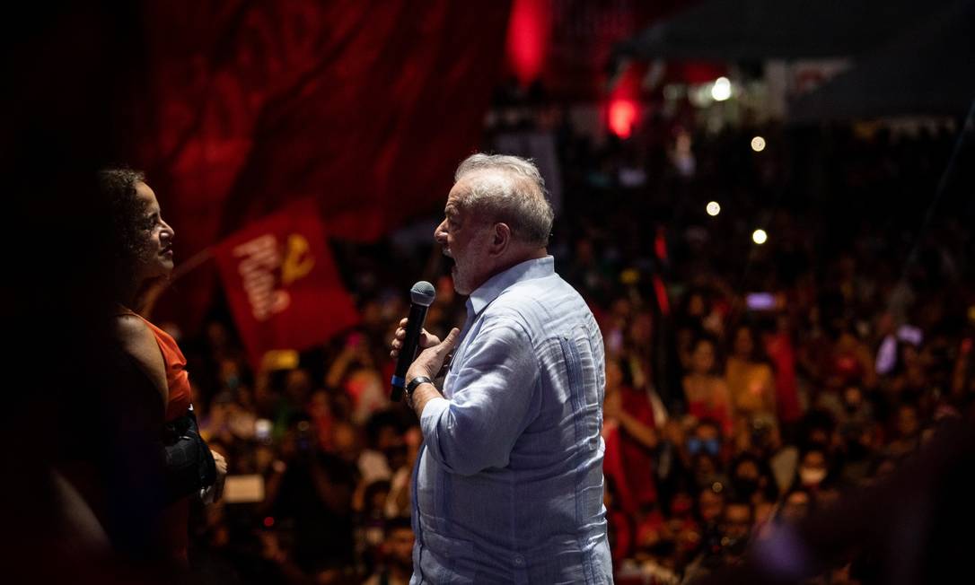 Lula ao lado de Luciana Santos, presidente nacional do PCdoB: petista discursou em evento de comemoração aos 100 anos da sigla Foto: Brenno Carvalho / Agência O Globo
