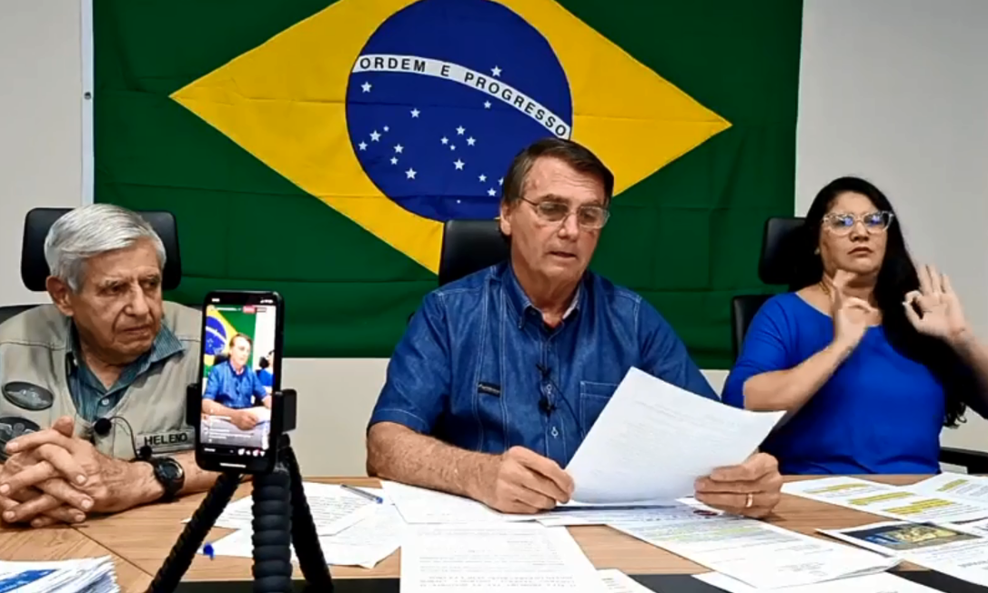 O presidente Jair Bolsonaro ao lado do ministro Augusto Heleno, do GSI, em live nesta quinta-feira Foto: Reprodução