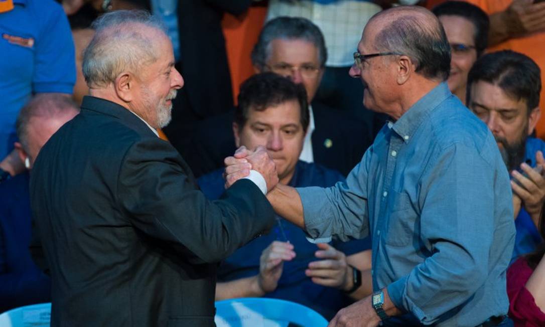 O ex-presidente Lula e o ex-governador Geraldo Alckmin (PSB): chapa será apresentada oficialmente neste sábado, em evento para 4.000 pessoas em São Paulo Foto: Edilson Dantas / Agência O Globo / 03/05/2022