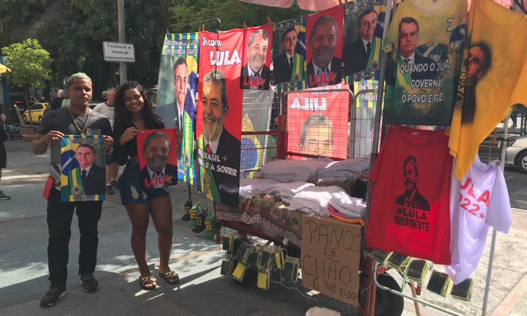 Itens do ex-presidente Lula (PT) e do atual chefe do Executivo, Jair Bolsonaro (PL), são campeões de venda nas barracas dos comerciantes Foto: Fernanda Alves / Agência O Globo