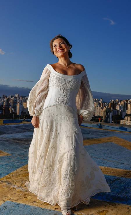 A socióloga Rosângela Silva, a Janja, com o vestido de noiva bordado por bordadeiras do nordeste brasileiro Foto: Divulgação / Ricardo Stuckert