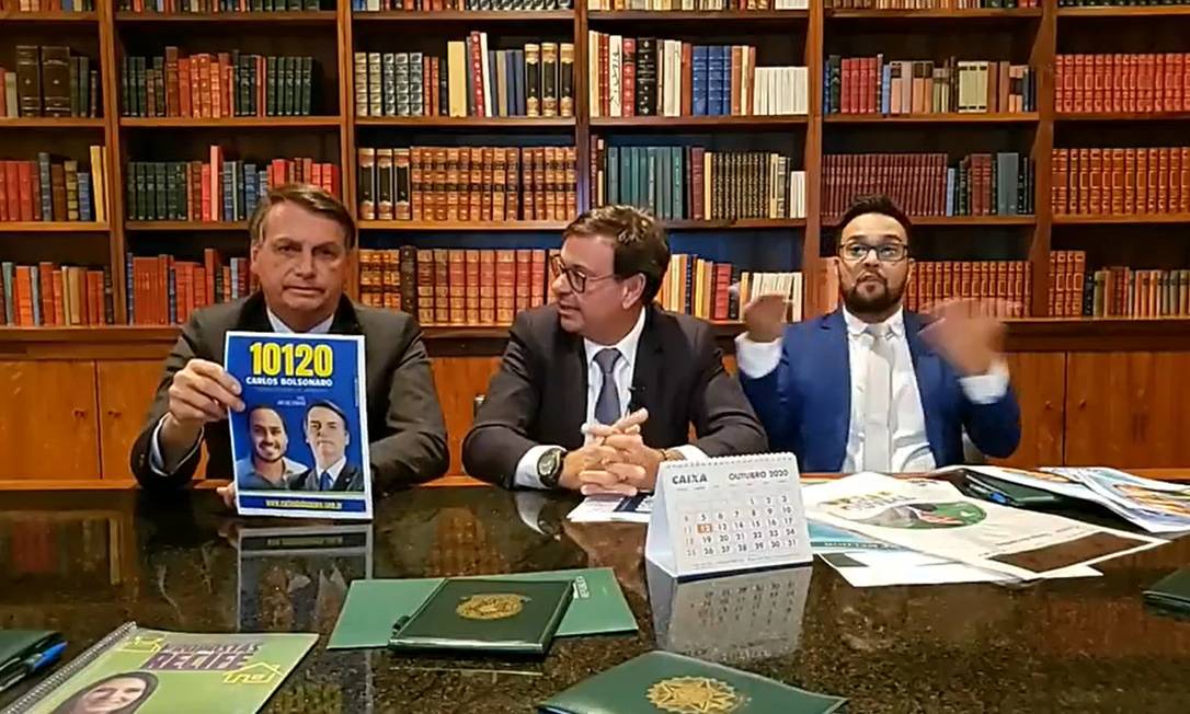 O presidente Jair Bolsonaro tem feito 'propaganda eleitoral gratuita' em transmissões ao vivo pela internet Foto: Reprodução