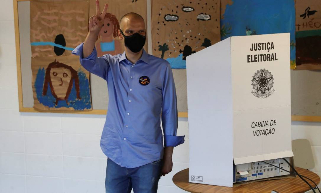 Bruno Covas (PSDB) ao votar na manhã deste domingo Foto: Amanda Perobelli / Reuters