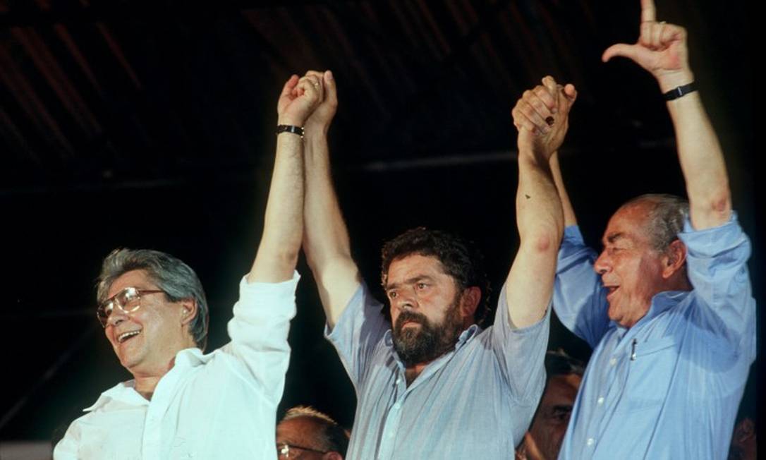 Momento histórico. Em 1989, o apoio a Lula no segundo turno Foto: Júlio César Guimarães / Agência O Globo / 13/12/1989