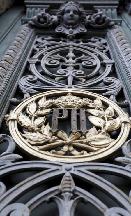 Símbolos com as iniciais PII, de dom Pedro II, aparecem em detalhes de portas e janelas do imóvel Foto: Custódio Coimbra / Agência O Globo
