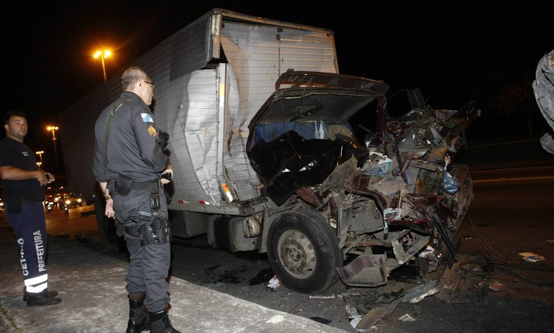 Duas Pessoas Ficam Feridas Em Acidente Com ônibus Caminhão E Carro Na