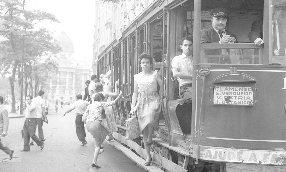 Antes de serem eletrificados, os carros chegaram a ser puxados por locomotivas a vapor, ainda no século XIX Foto: Terceiro / Agência O Globo