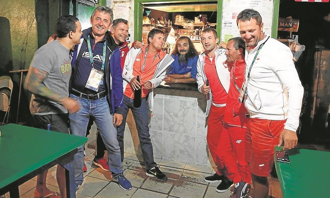 José Felipe de Araújo, o Bin Laden, junto a integrantes de delegações estrangeiras em seu bar Foto: Fabio Rossi / Agência O Globo