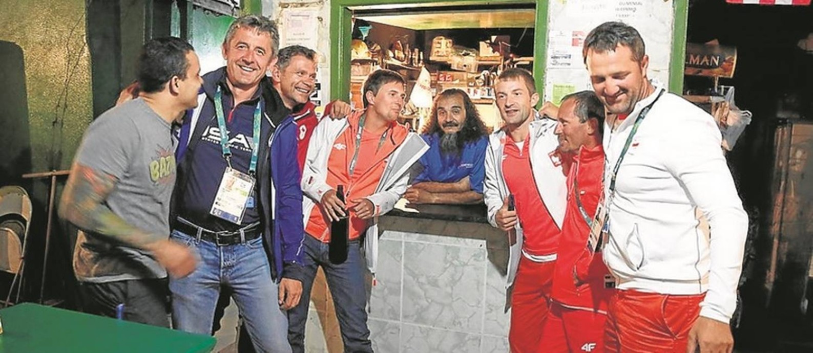 José Felipe de Araújo, o Bin Laden, junto a integrantes de delegações estrangeiras em seu bar Foto: Fabio Rossi / O Globo