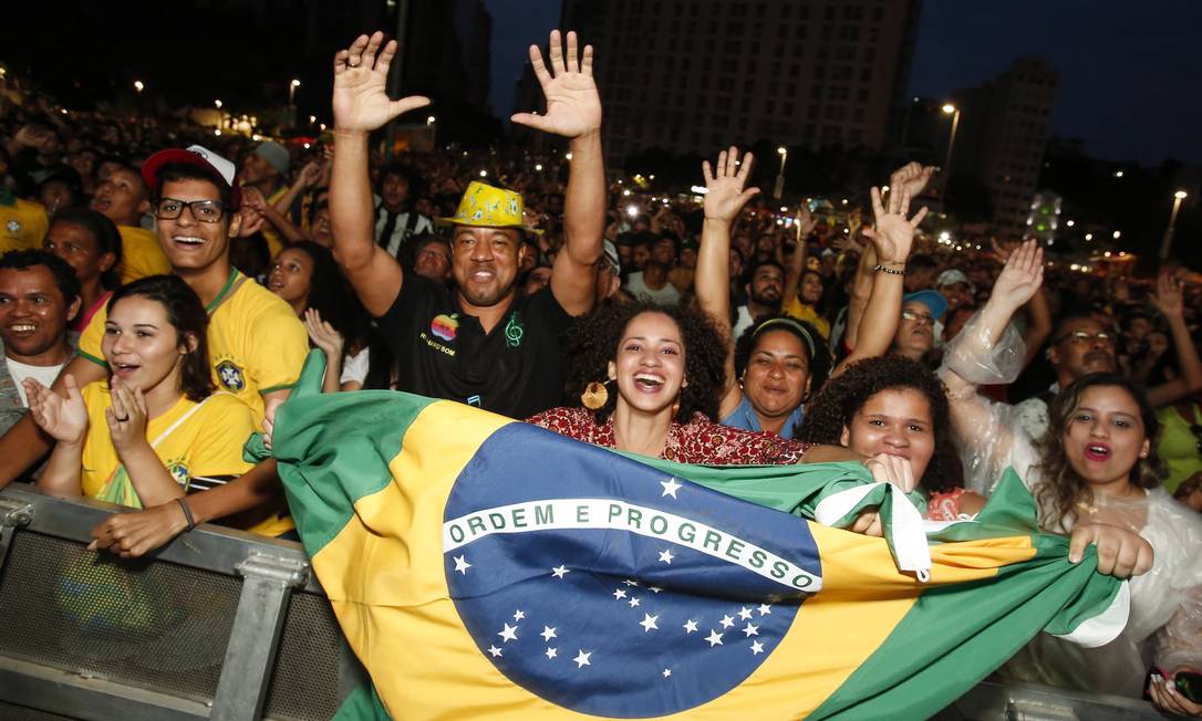 Público comemora vitória do Brasil Foto: Barbara Lopes / Agência O Globo