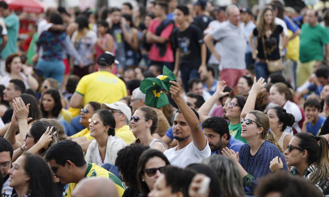 Centenas de pessoas assistem à final do vôlei entre Brasil e Itália no Boulevard Olímpico Foto: Domingos Peixoto / Agência O Globo