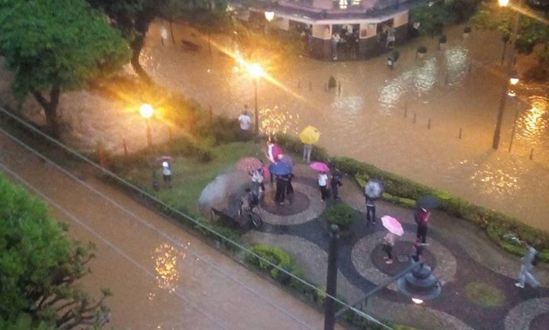 Chuva forte alaga ruas de Petrópolis e deixa Região Serrana em ... - Jornal O Globo