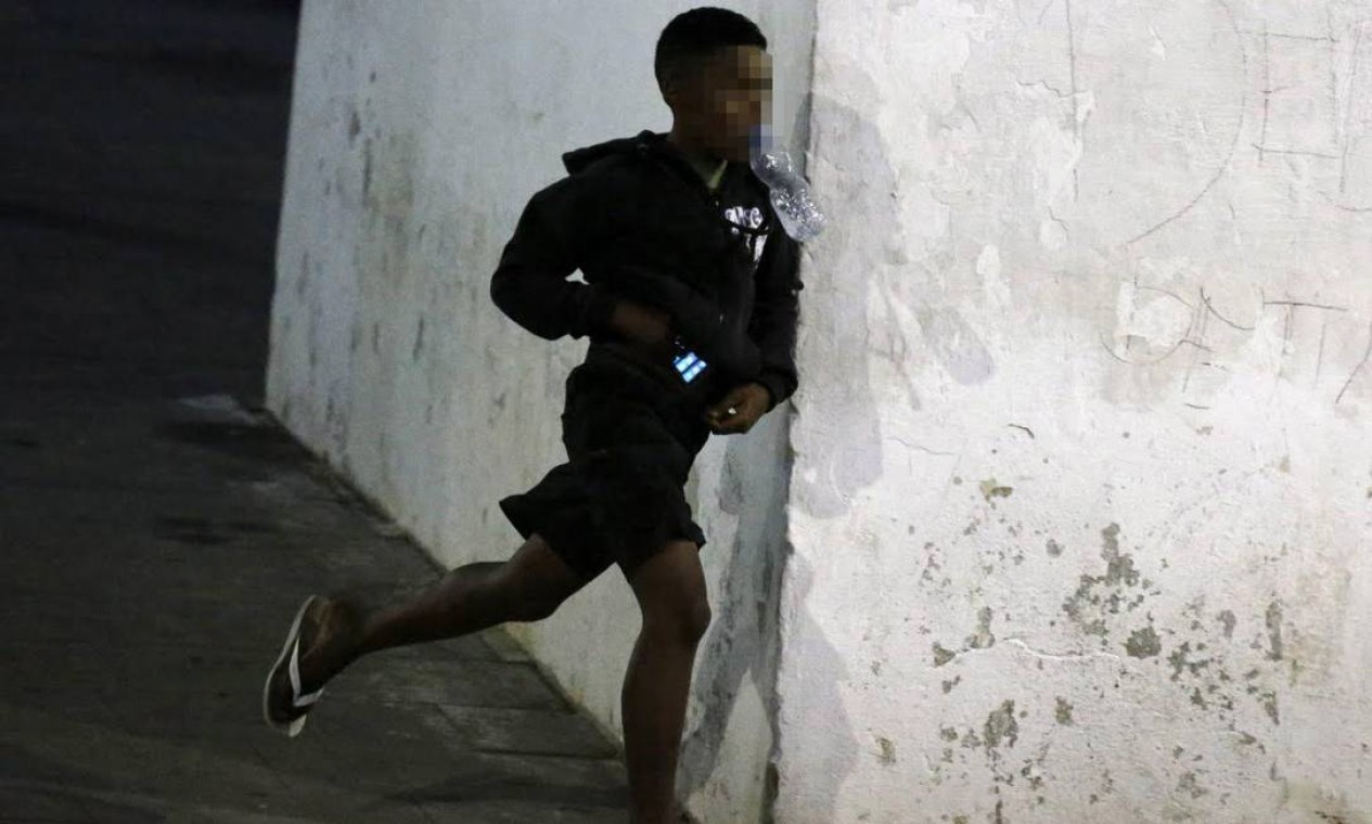 Adolescente foge após levar celular de idoso Foto: Domingos Peixoto / Agência O Globo