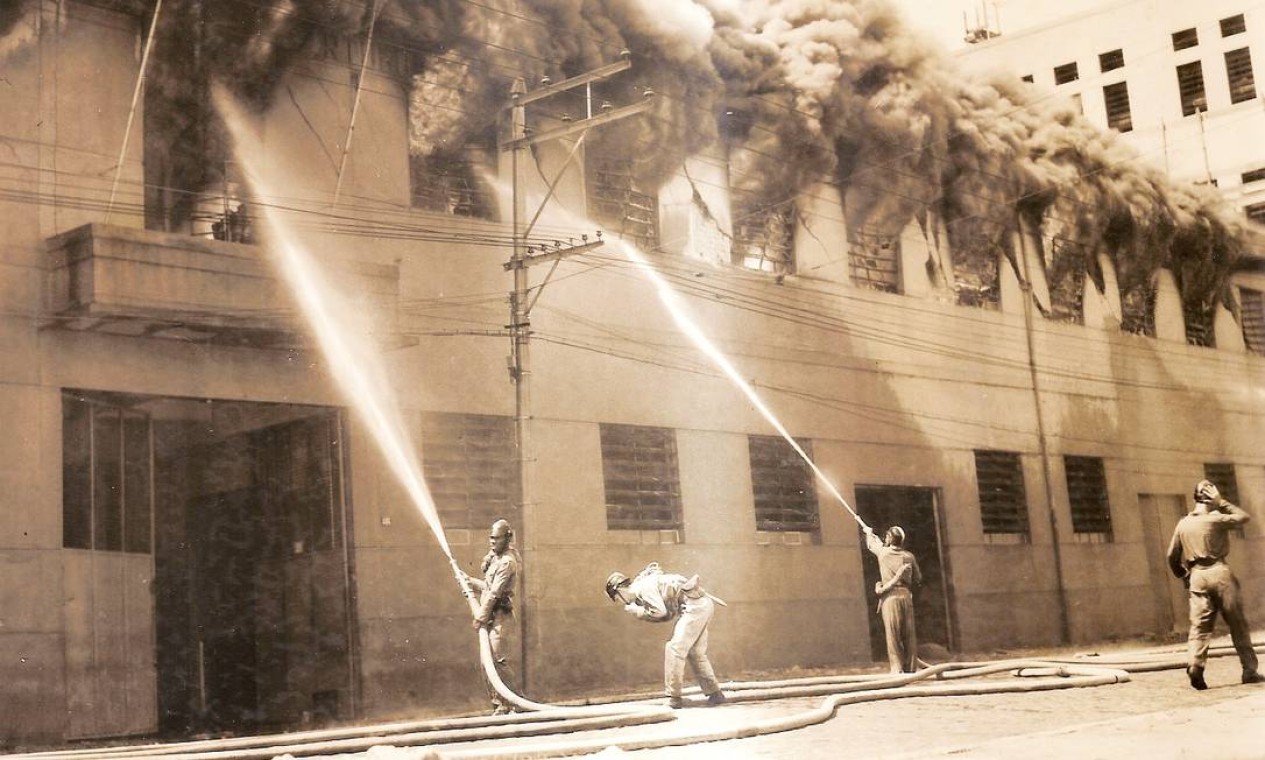 Bombeiros trabalham para acabar com o incêndio que afetou a fábrica Sabão Português Foto: Divulgação