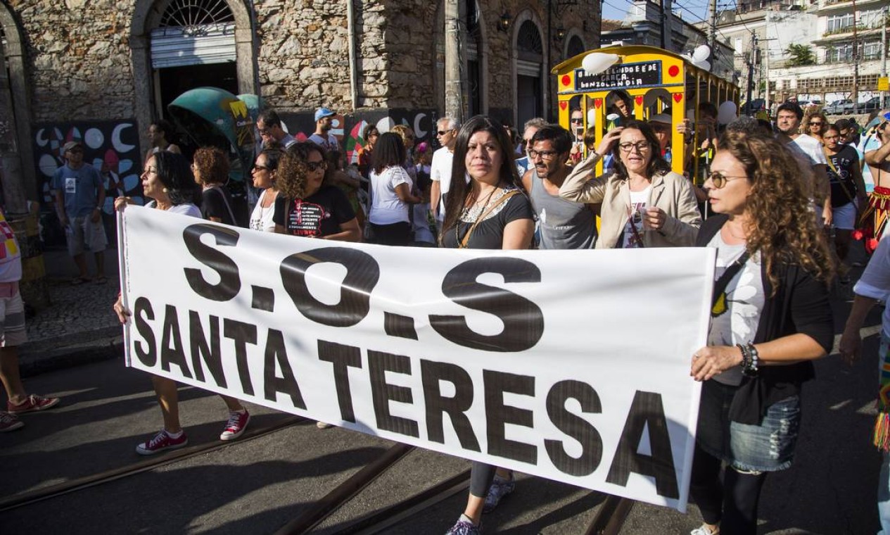 Manifestação de moradores de Santa Teresa pedindo paz, segurança e melhoria no transporte Foto: Guito Moreto / Agência O Globo
