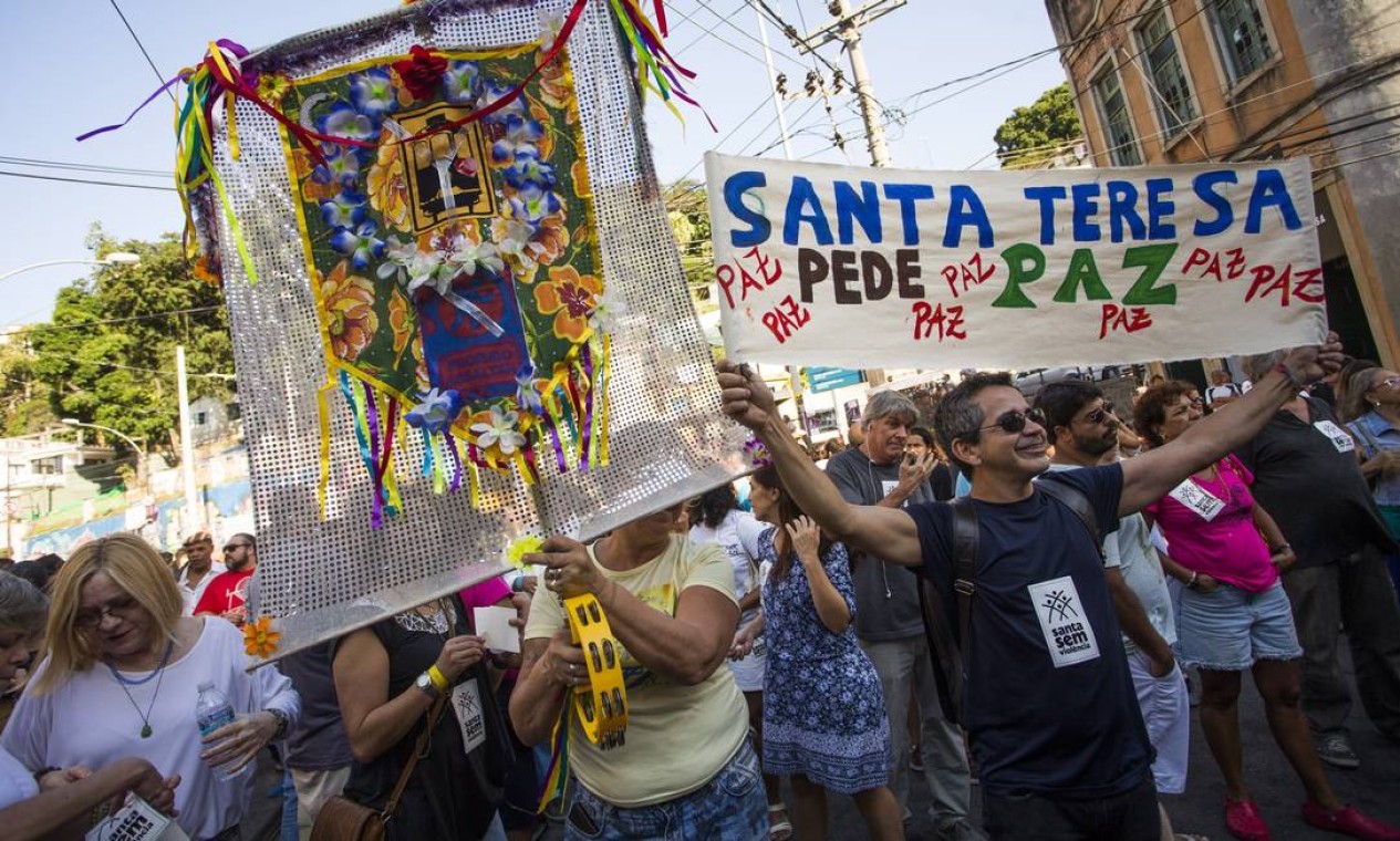 'Santa Teresa' pede paz', diz o cartaz Foto: Guito Moreto / Agência O Globo