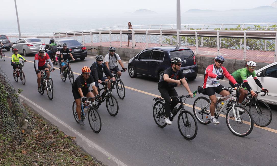 Ciclistas fizeram uma bicicletada na Avenida Niemeyer Foto: Cléber Júnior / Agência O Globo