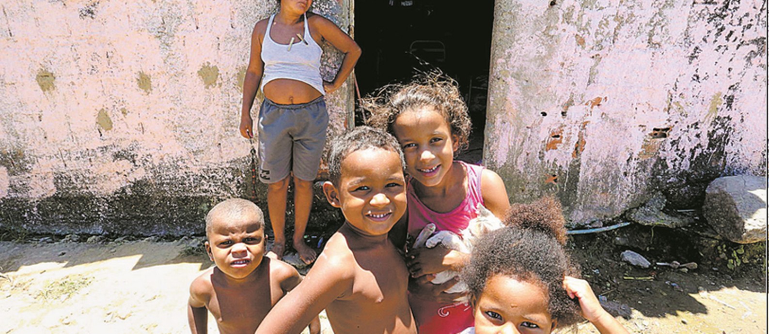Deise Barbosa com quatro de seus filhos: analfabeta, ela sustenta a família com os R$ 234 que recebe do Bolsa Família e a pensão dada pelo pai de duas das crianças
Foto: Guilherme Pinto
