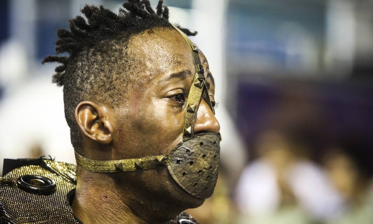 Componente da Paraíso do Tuiuti, representando um escravo amordaçado, se emociona durante desfile Foto: Fabiano Rocha / Agência O Globo