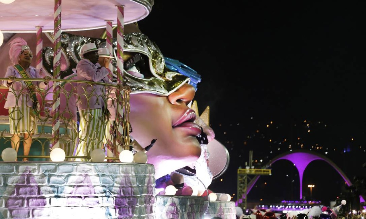 Em homenagem ao carnaval, Mangueira compõe alegorias com esculturas ligadas à festa de rua Foto: Marcelo Theobald / Agência O Globo