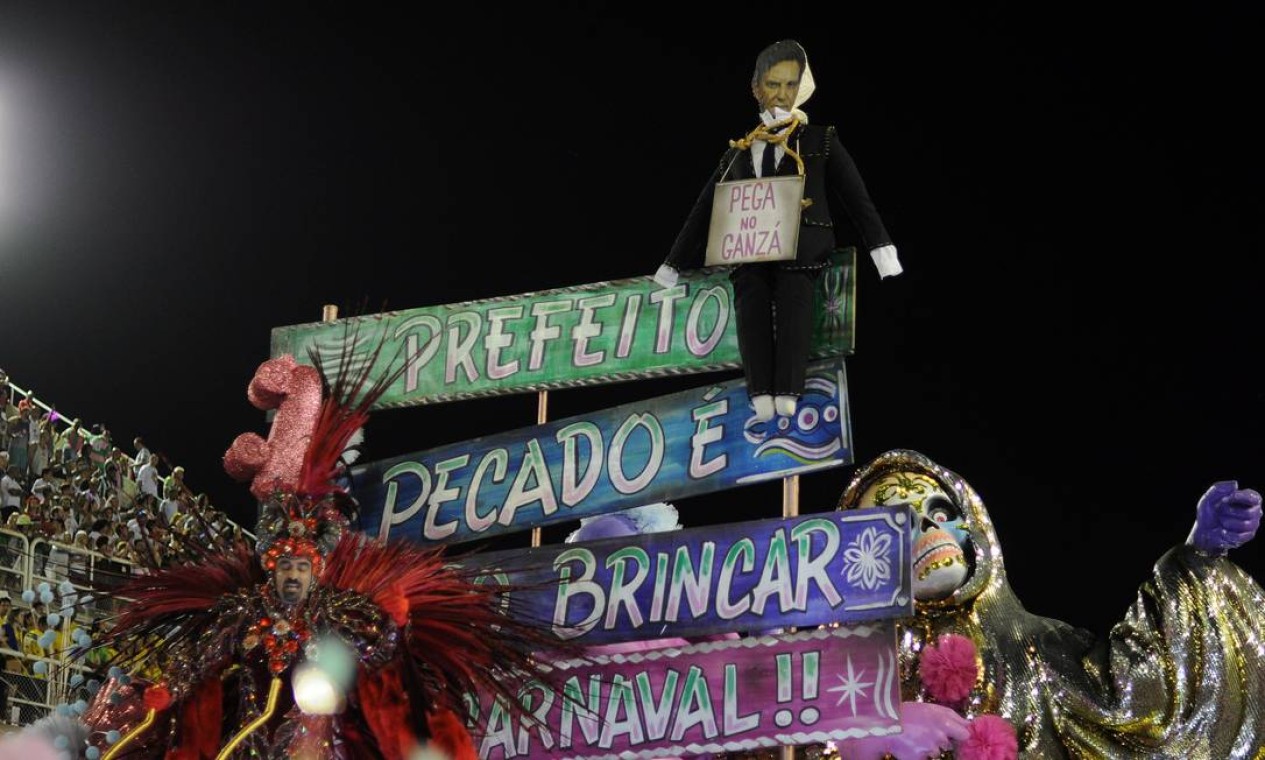 Além da mensagem direta à Marcelo Crivella, Mangueira ainda pôs o rosto do prefeito em corpo de boneco de Judas Foto: Lucas Tavares / Agência O Globo