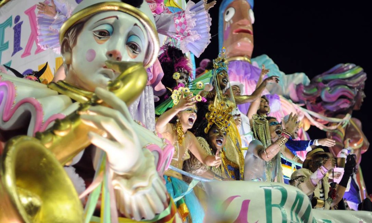 Tinta, cores e esculturas carnavalescas compuseram desfile da Mangueira, que exaltou a cultura da festa de rua carioca Foto: Lucas Tavares / Agência O Globo