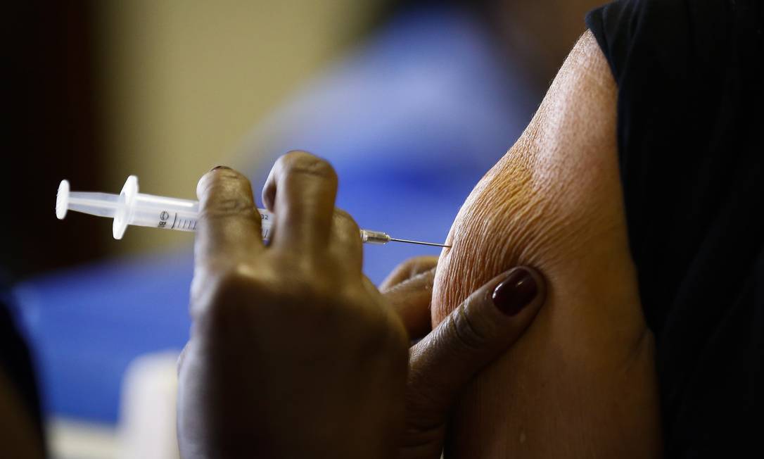 A vacina contra a gripe no Rio teve campanha adiada Foto: Pablo Jacob / Agência O Globo
