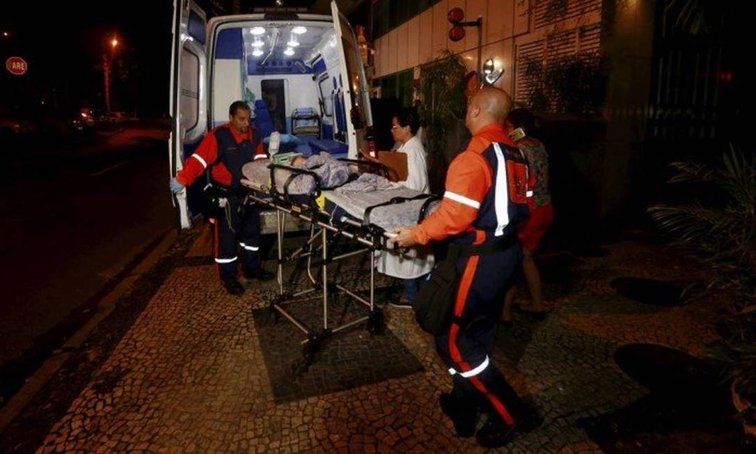 Bebê baleado no Cosme Velho é socorrido em hospital na Lagoa
Foto: Marcos Ramos / Agência O Globo