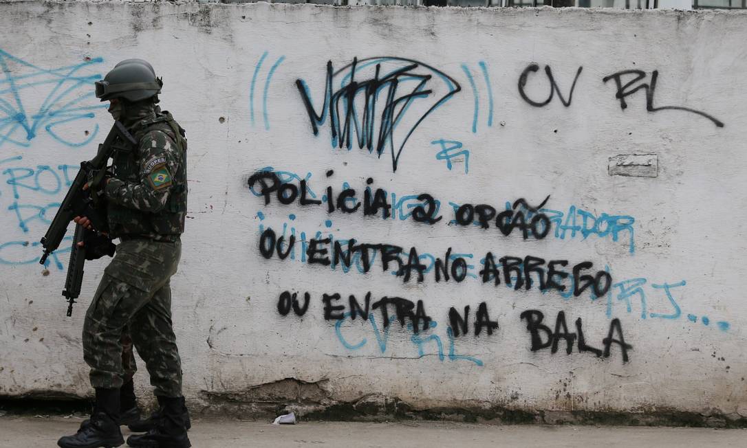 Militares fazem operação no Complexo do Salgueiro, em São Gonçalo Foto: fabiano rocha / Agência O Globo