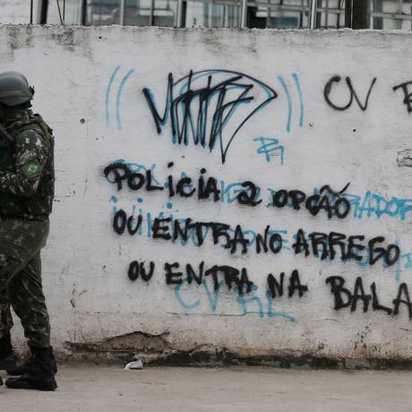 Militares fazem operação no Complexo do Salgueiro, em São Gonçalo Foto: fabiano rocha / Agência O Globo