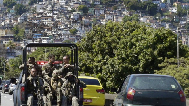 Patrulhamento do Bope no viaduto 31 de março Foto: Antonio Scorza / Agência O Globo