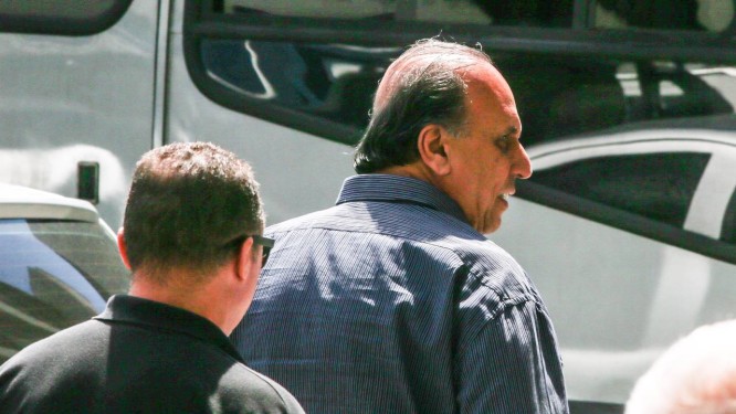 O governador Luiz Fernando PezÃ£o ao ser preso, nesta quinta-feira Foto: Marcelo Regua / AgÃªncia O Globo