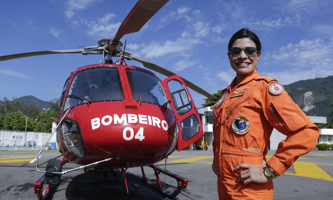 A major Rachel Lopes é a primeira mulher a pilotar um helicóptero do Corpo de Bombeiros Foto: Gabriel de Paiva / Agência O Globo