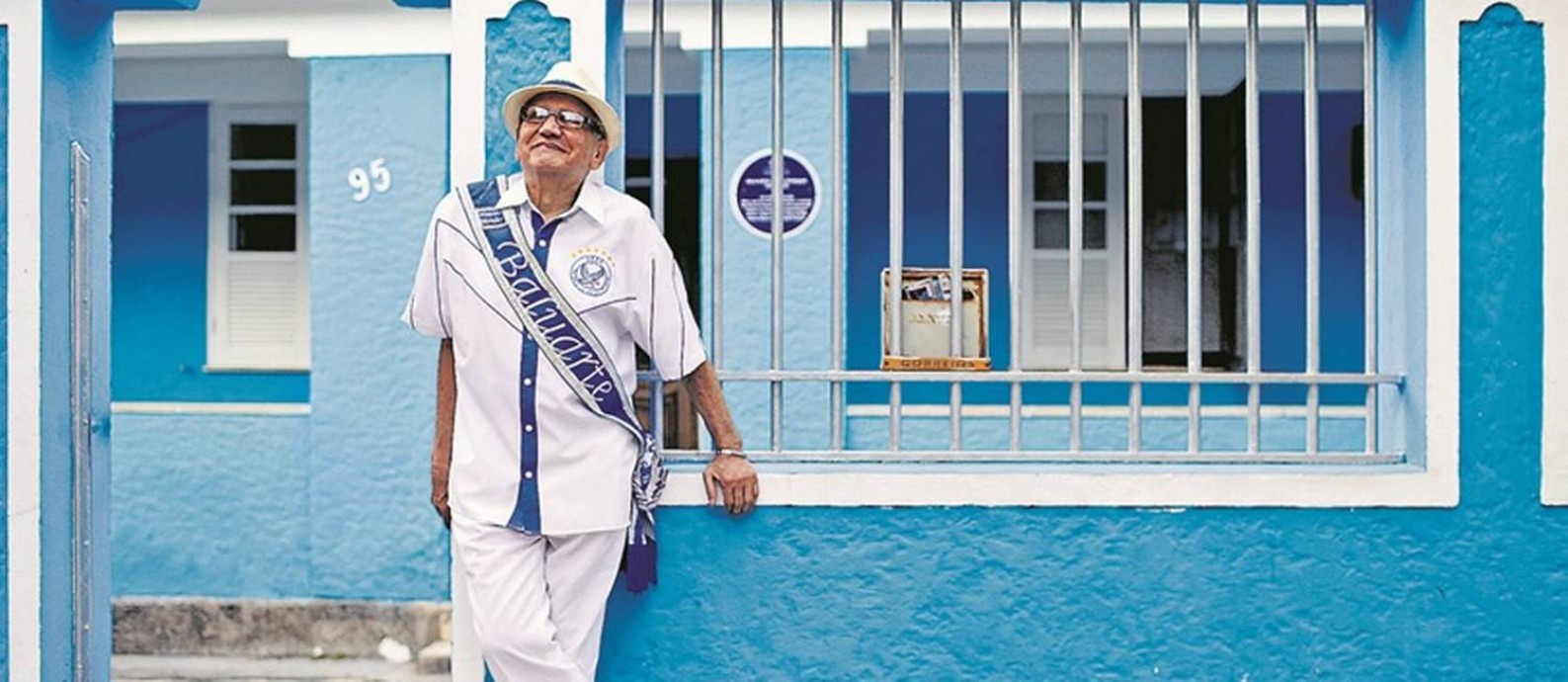 
Waldomiro Meirelles, o Seu Mirinho, de 89 anos, diante de sua casa que tem as cores da Portela
Foto:
Agência O Globo
/
Marcelo Theobald
