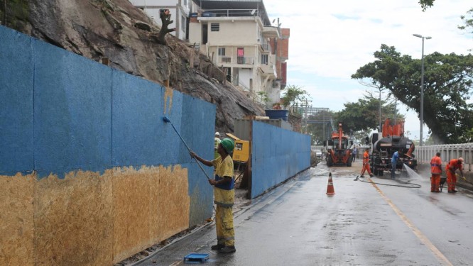 Garis e funcionários da Geo-Rio finalizam trabalhos para reabertura da Avenida Niemeyer Foto: Marcia Foletto / Marcia Foletto