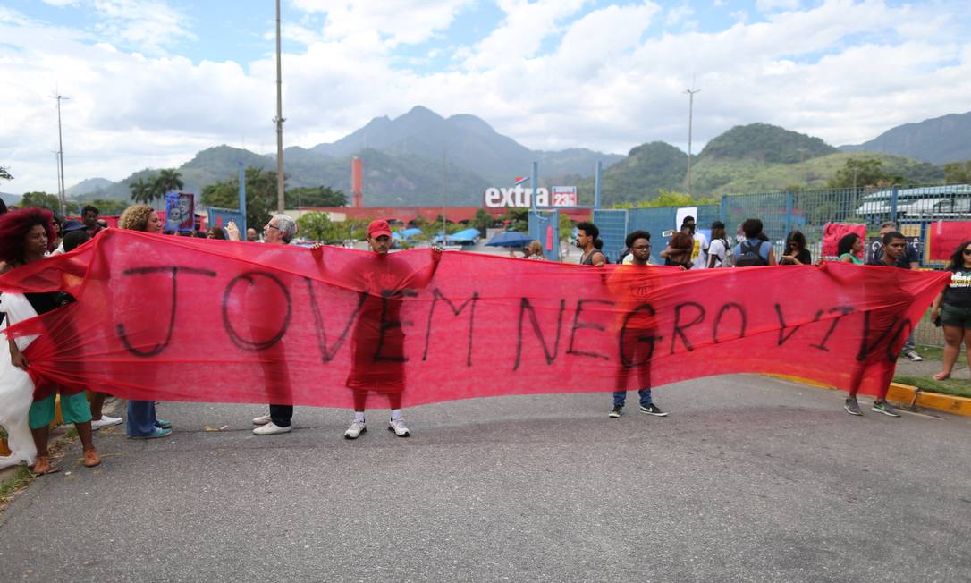 Manifestantes em frente ao supermercado Extra, na Barra Foto: Marcia Foletto/Agência O Globo