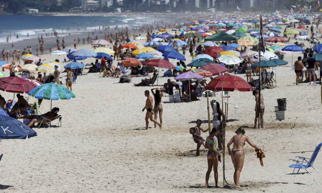 Neste domingo, temperaturas giraram em torno dos 30 graus Foto: Domingos Peixoto / Agência O Globo