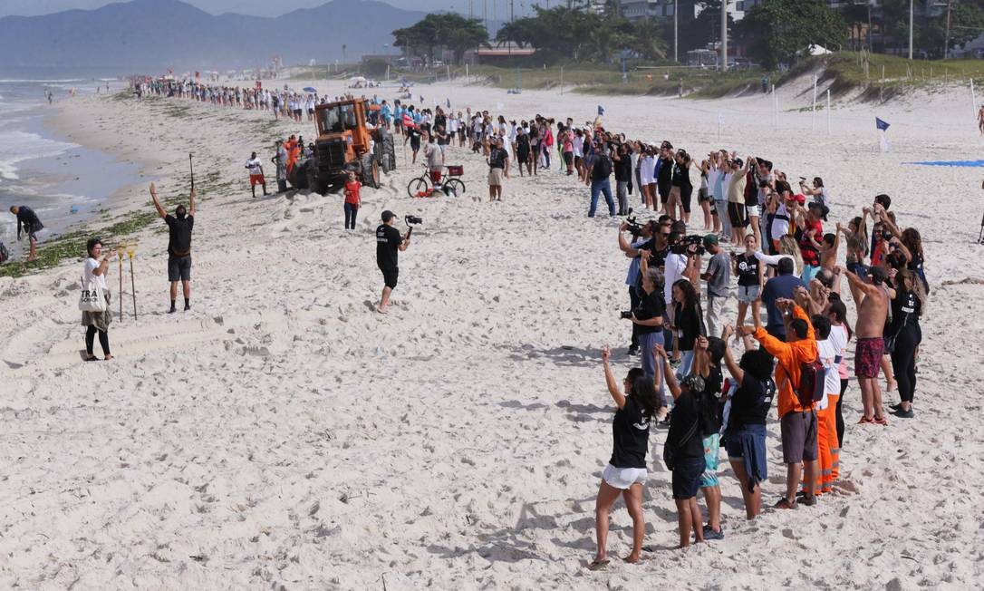Projeto Aquele Abraço reuniu um grupo de pessoas na Praia da Barra na altura do Quebra Mar para fazer uma limpeza na areia Foto: Cléber Júnior / Agência O Globo