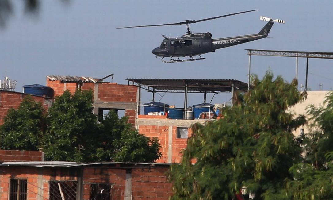 Helicóptero da Polícia Civil em atuação Foto: Agência / Agência O Globo