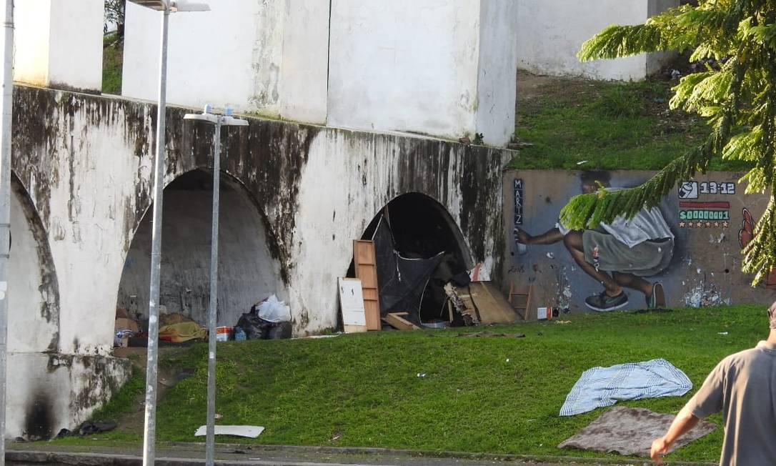 Acampamento de morador de rua nos Arcos da Lapa Foto: Terceiro / Agência O Globo