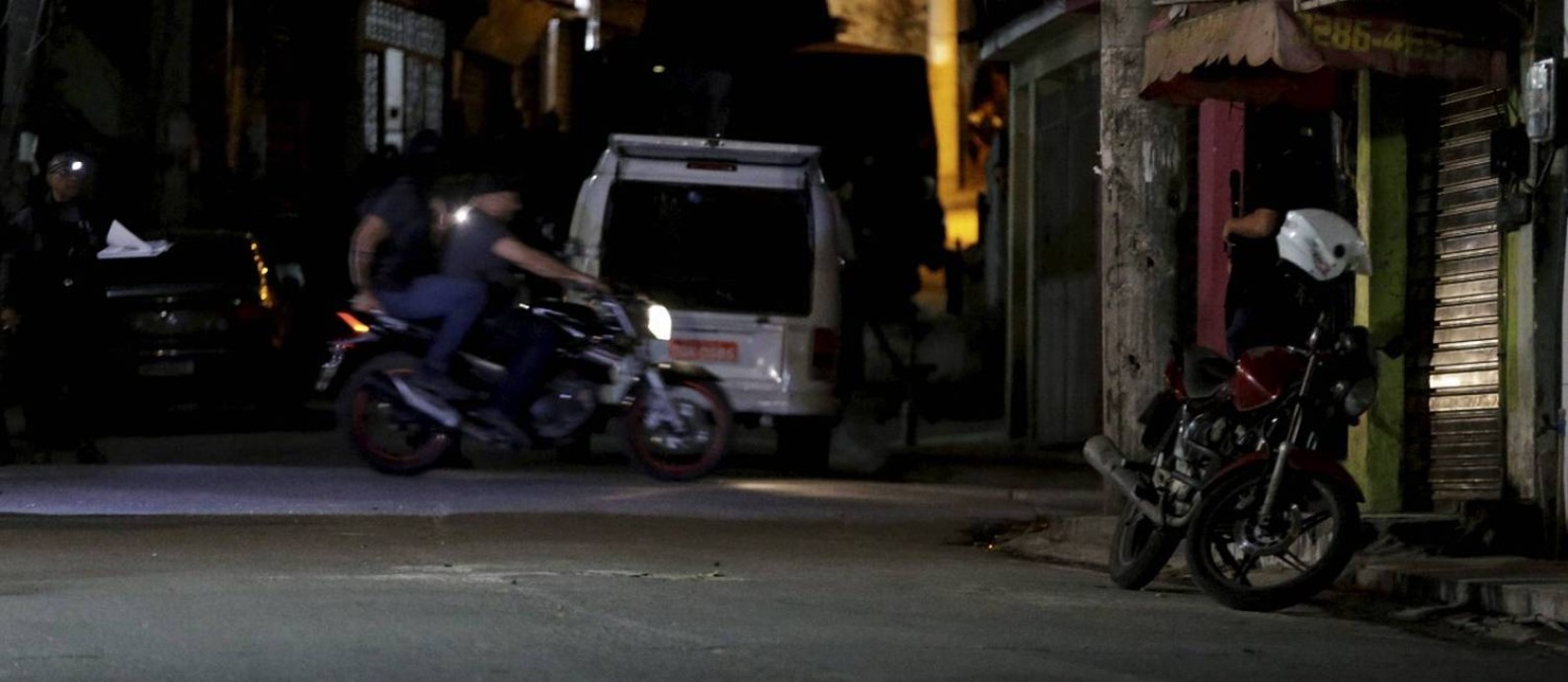Uma moto foi usada na reconstituição da morte da menina Ágatha Foto: Domingos Peixoto / Agência O Globo