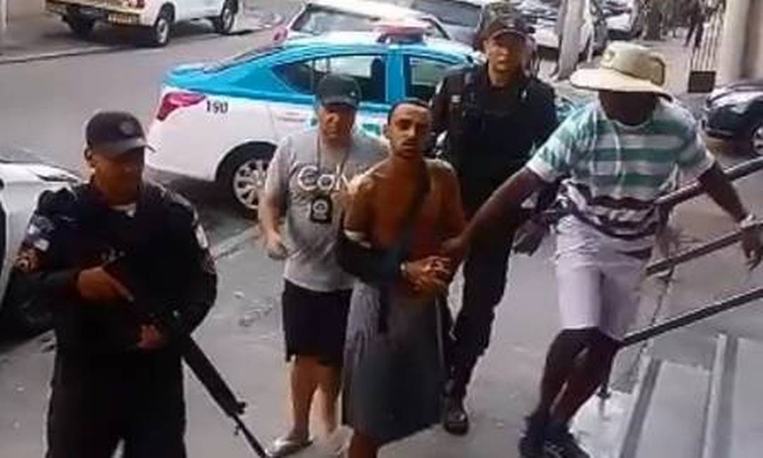 Pepinho sendo encaminhado por policiais à delegacia Foto: Divulgação