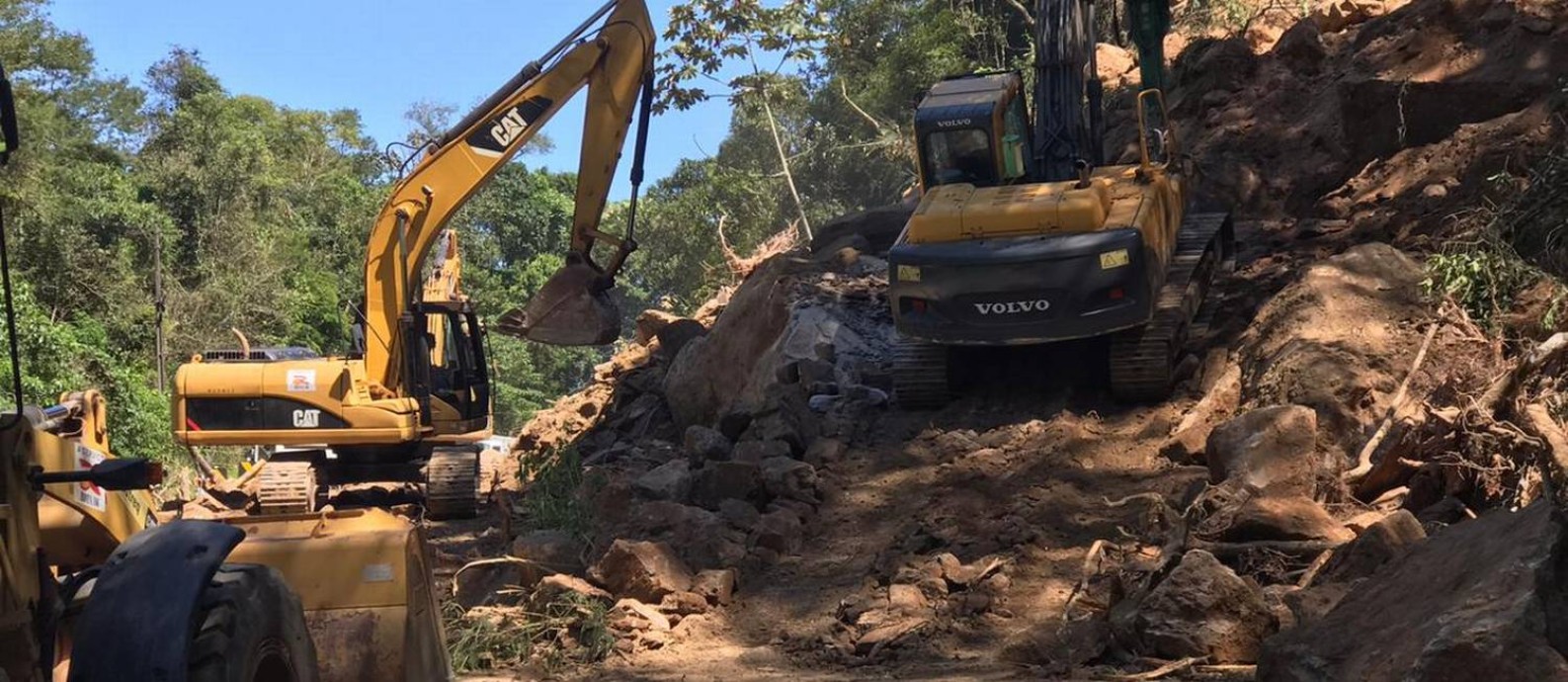 Máquinas e operários trabalham na retirada de parte da encosta que caiu fechada estrada Foto: Divulgação