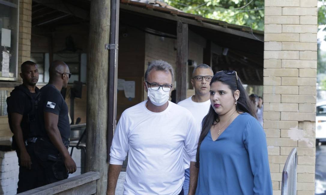 O deputado Marcos Abrahão deixou o presídio de máscara Foto: Domingos Peixoto / Domingos Peixoto