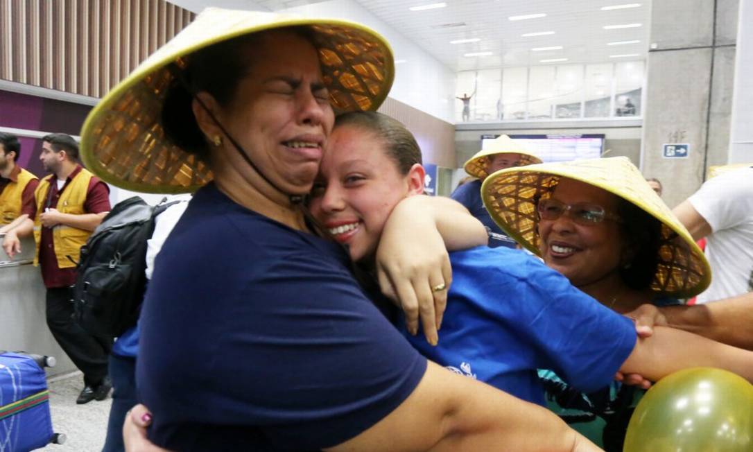 Depois de ganhar um ouro em uma olimpíada de matemática na China, Adrieny Teixeira recebe um beijo da mãe, Janaina dos Santos Foto: Guilherme Pinto / Agência O Globo