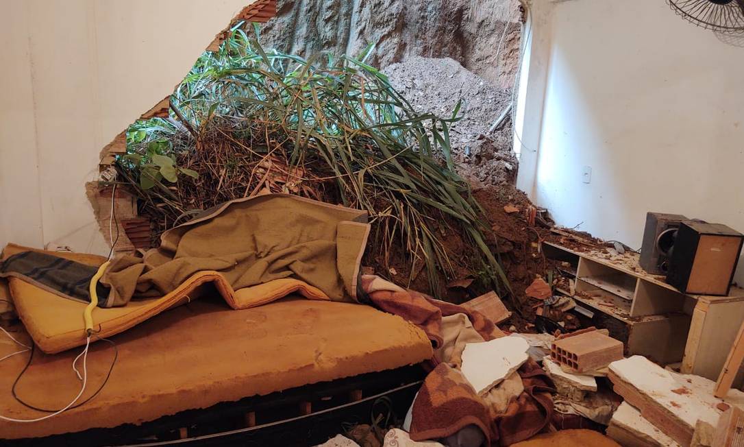 Barranco caiu e derrubou parede de uma casa, matando um homem em Jacarepaguá Foto: Geraldo Ribeiro