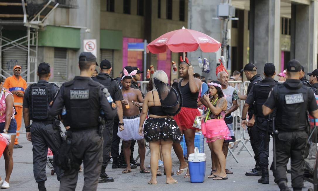 Barreiras policiais com revista de pessoas em megabloco Foto: Alexandre Cassiano / Agência O Globo
